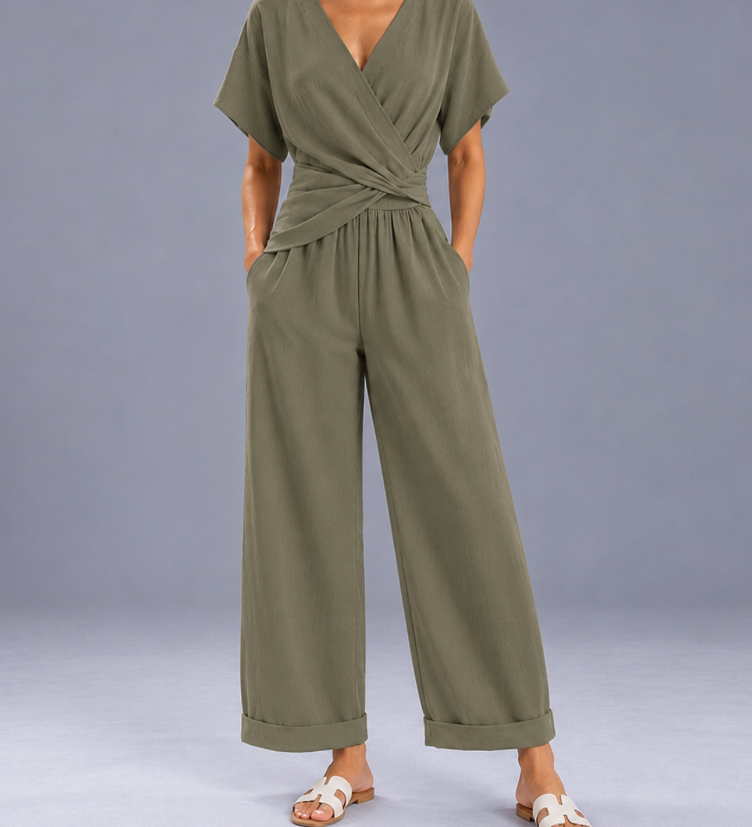Ailin - naiste ristuva kaelusega pluus ja üles keeratud säärtega püksid, kerge puhkusekomplekt
