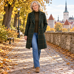 Liina – naiste ruudumustriline mantel – tootefoto modelliga