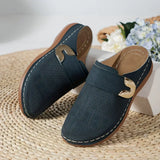 Ursula – suletud ninaga kiilkontsaga sussid metalldetailiga